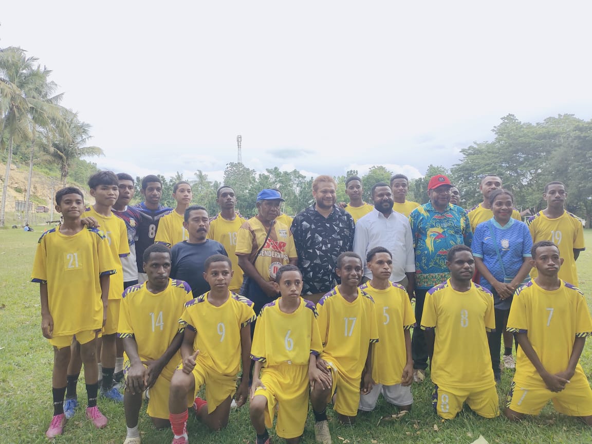 HYU Mendampingi Senator PFM Membuka Laga Persahabatan U-17: SSB Cenderawasih Vs SSB Hidayatulla di Jayapura