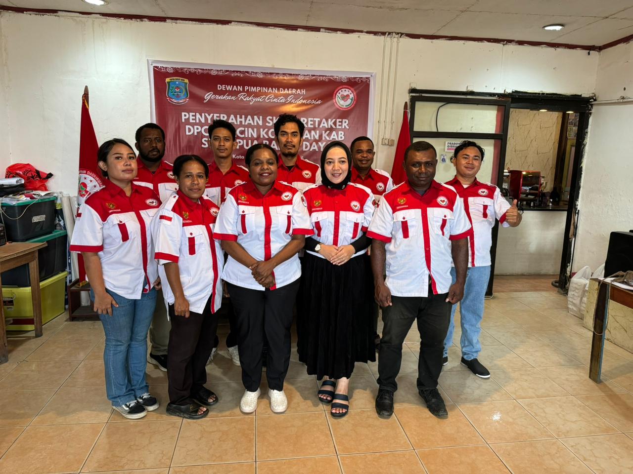 Ketua DPD Gercin Indonesia PPBD Maria Jitmau Serahkan SK Karateker DPC. di 5 Kabupaten dan 1 Kota