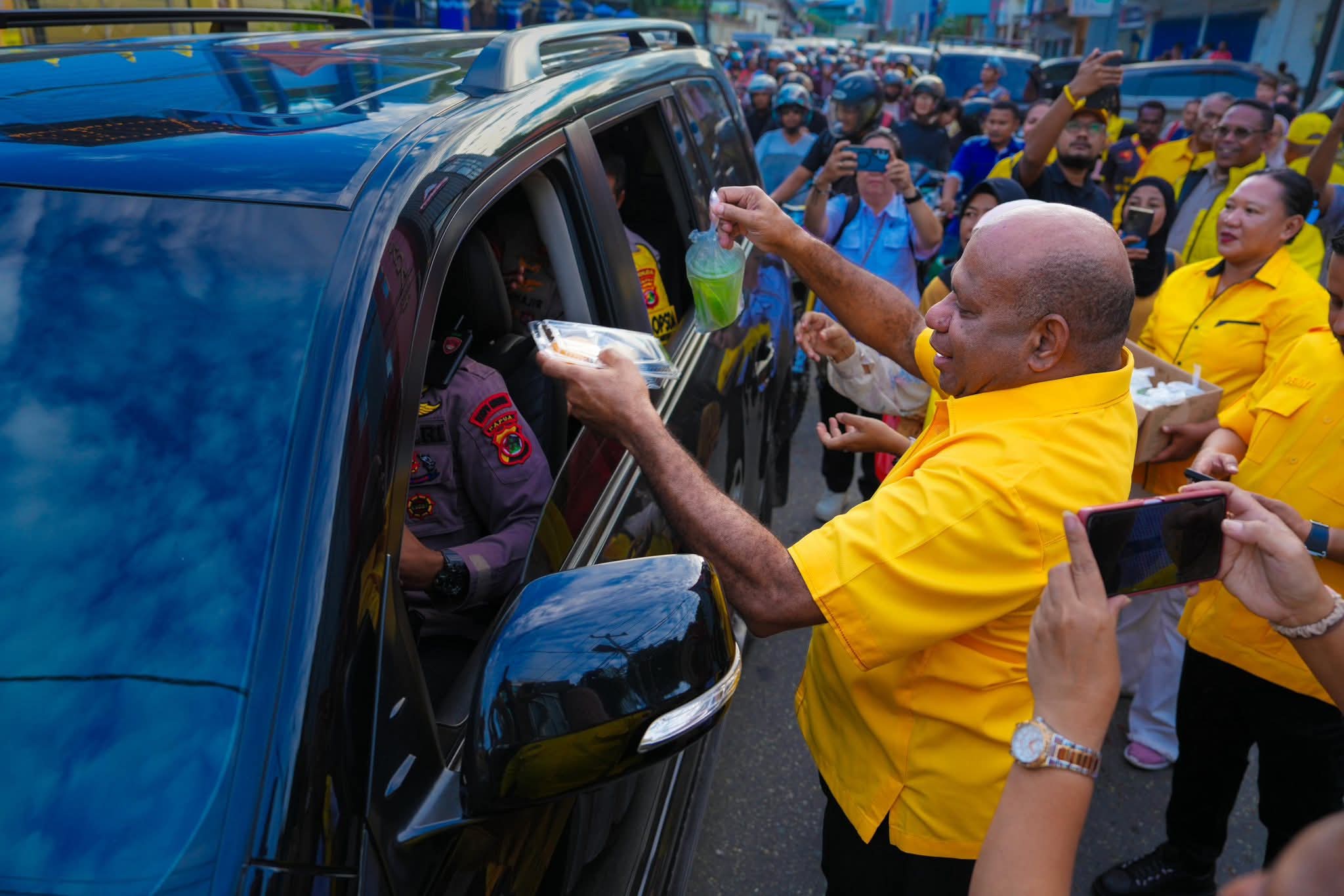 Berbagi Takjil di Jayapura, Golkar Papua Tegaskan Komitmen Jaga Persatuan dan Stabilitas Daerah